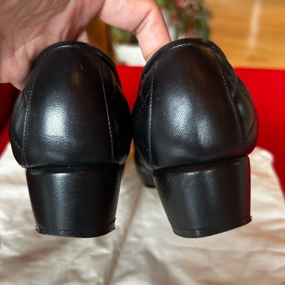 SALVATORE FERRAGAMO Vara Pump Size 6 - Picture 10 of 16